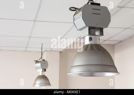 Schmutzige industrielle Lampe, Hochbeleuchtungen Stockfoto