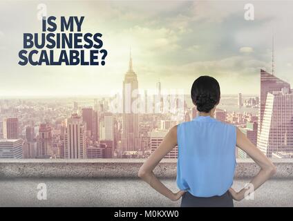 Frau mit Blick auf die Skyline der Stadt mit Text in Ecke Stockfoto