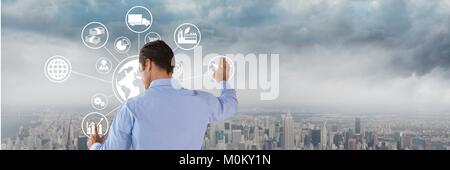 Man berühren Schnittstelle mit Stadt Hintergrund Stockfoto