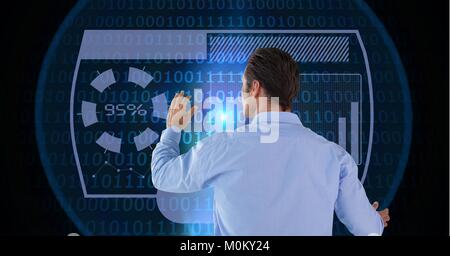 Mann berührt Grafik über binäre Schnittstelle Stockfoto