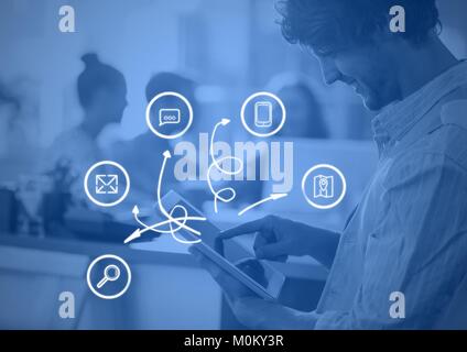 Business Mann schreiben auf Tablet mit Grafik Overlays Stockfoto