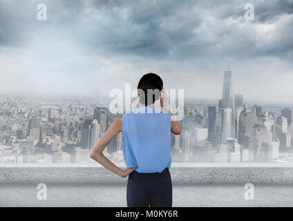 Business woman Blick auf Skyline Stockfoto