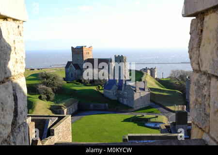 Dover Castle von Henry 2. im Jahr 1180 gebaut. Über die Zinnen in die Kirche der Hl. Maria-in-Castro und der Römischen Pharos Stockfoto