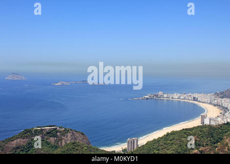 Strand von Copacabana aus Hoch Stockfoto