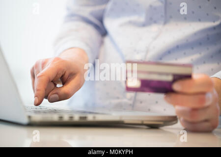 Nahaufnahme von Frau mit Kreditkarte kaufen auf Laptop Stockfoto