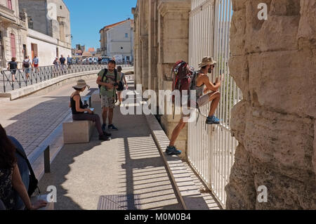 Ein Backpacker in Frankreich außerhalb des Theaters Antik. Stockfoto