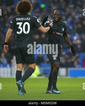 Victor Moses von Chelsea feiert Zählen mit David Luiz während der Premier League Match zwischen Brighton und Hove Albion und Chelsea an der American Express Community Stadion in Brighton und Hove. 20. Jan 2018 Stockfoto