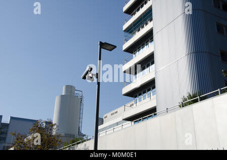 Überwachungskamera und Sicherheitskonzept - Überwachung CCTV-Kamera auf der Pole im Werk Industrial mit Copyspace, Einsatz für Überwachungskamera und Secu Stockfoto