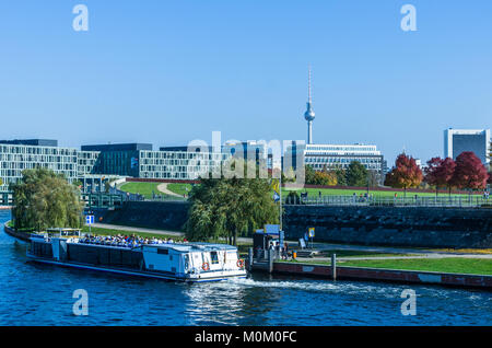 Bootsfahrt auf der Spree in Berlin mit dem Stadtpanorama im Hintergrund. Verwenden Sie für Deutsche Saison travel Marketing. Stockfoto