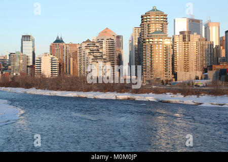 Wohnviertel mit modernen Wohnprojekten am Ufer des Bow in Calgary, Alberta in Kanada an einem sonnigen Tag im März sieht die ersten Zeichen. Stockfoto