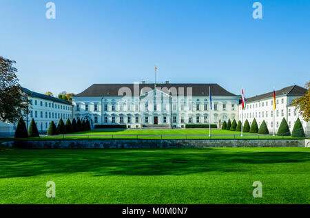 Schloss Bellevue, Amtssitz des Bundespräsidenten in Berlin. Schöne Farben für Deckel drucken oder Travel Marketing Stockfoto