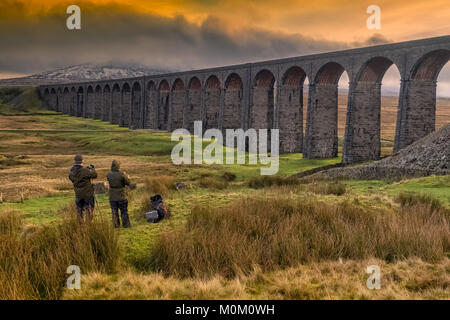 Fotografen Erfassung der Majestät des Ribblehead Viadukt auf der Settle-Carlisle Railway Stockfoto