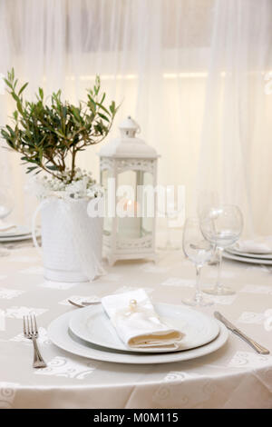 Fancy Tabelle für Hochzeit mit Blumen dekoriert eingestellt Stockfoto