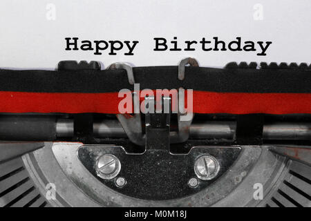 Text Happy Birthday mit die alte Schreibmaschine auf weißem Blatt geschrieben Stockfoto