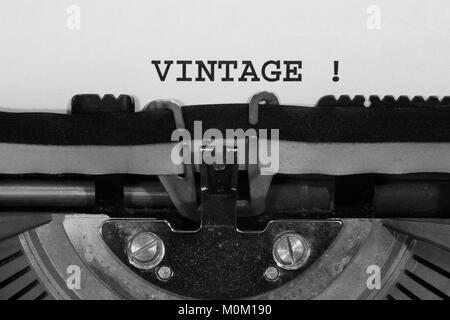 VINTAGE mit die alte Schreibmaschine auf weißem Blatt geschrieben Stockfoto