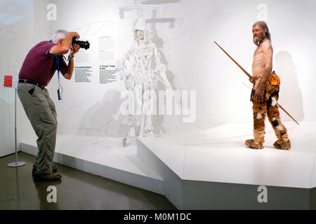 Ötzi, der Mann aus dem Eis Südtiroler Archäologiemuseum, Bozen, Italien Stockfoto