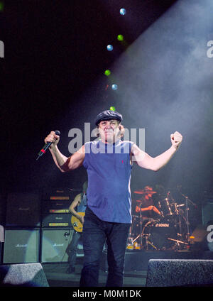 Brian Johnson von der Australischen Rockgruppe AC/DC Ausführung im Hammersmith Apollo. 21. Oktober 2003, London, England, Vereinigtes Königreich. Stockfoto