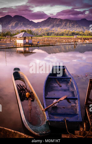 Holz- Kanus während der Dämmerung am See Seloton. Stockfoto