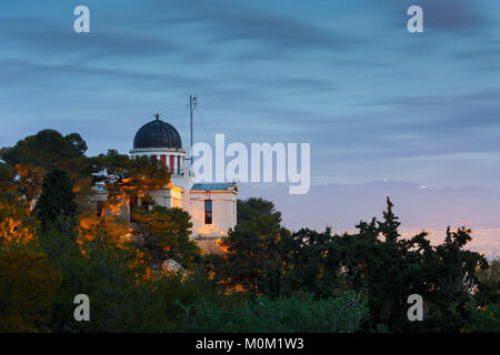 Morgen Blick auf das Nationale Observatorium auf dem Hügel von Nymphen in Athen, Griechenland. Stockfoto