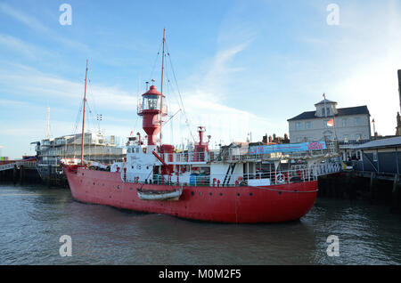 Licht Schiff LV 18 am Hafen in Harwich, Essex. Es wurde als Piratensender und Teil des Films Das Boot schaukelte Stockfoto