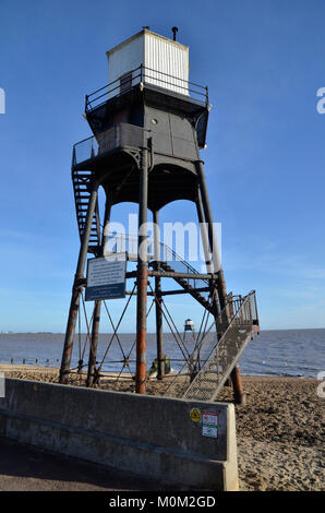 Dovercourt hohe und niedrige Lichter in Harwich, Essex. Das Gusseisen Leuchttürme wurden 1917 stillgelegt und zwischen 1985-88 wiederhergestellt Stockfoto