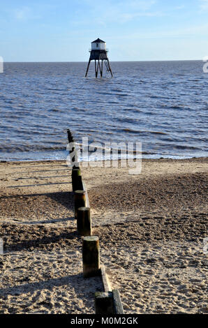 Dovercourt Low Light in Harwich, Essex. Das Gusseisen Leuchtturm wurde 1917 stillgelegt und zwischen 1985-88 wiederhergestellt Stockfoto