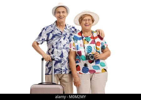 Alte Touristen mit einem Koffer auf weißem Hintergrund Stockfoto