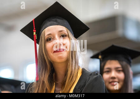 Junge Frau sieht die Kamera beim Tragen einer skalenhaube und Gewand, College Park, Maryland Stockfoto