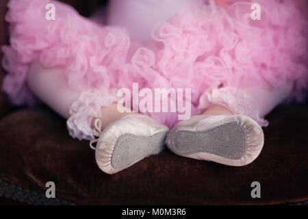 Niedrigen Winkel, 7/8-Ansicht des Kindes tragen Ballett Schuhe und rosa Tutu Stockfoto