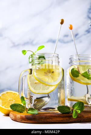 Gesunde Ernährung, Getränke, Ernährung, Entgiftung. zitronensaft Wasser mit Minze im Glas Stockfoto