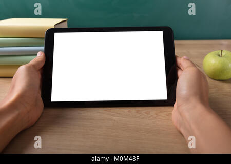 Schüler mit digitalen Tablet mit Leerer weißer Bildschirm Stockfoto