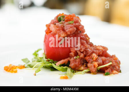 Thunfisch Tartar mit Tomate Stockfoto