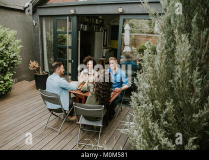 Gerne Freunden grillen und genießen Grillen im Freien Stockfoto