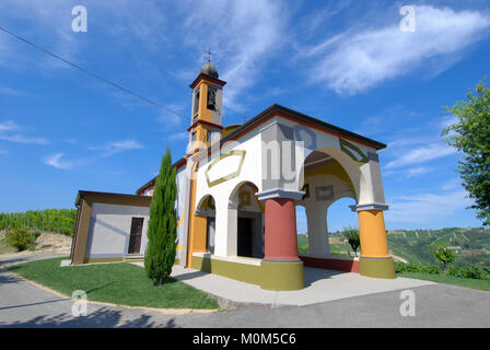 Kleine Kirche von Coazzolo gemalt von David Tremlett Stockfoto