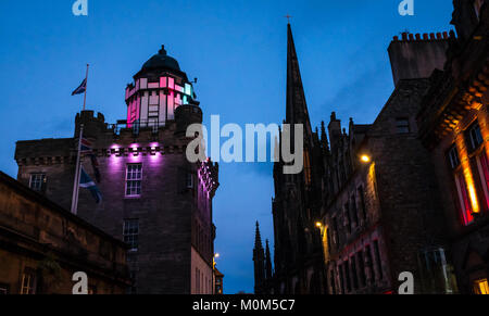 Nach oben Royal Mile, Castlehill, Edinburgh, Schottland, Großbritannien, mit Camera Obscura Observatory Tower und der Nabe Turmspitze in der Dämmerung leuchtet Stockfoto