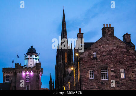 Nach oben Royal Mile, Castlehill, Edinburgh, Schottland, Großbritannien, mit Camera Obscura Observatory Tower und der Nabe Turmspitze in der Dämmerung leuchtet Stockfoto