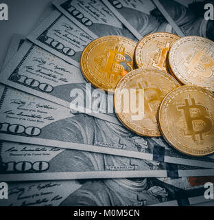Bitcoin Konzept. golden bitcoin Münze auf US-Dollar. Stockfoto