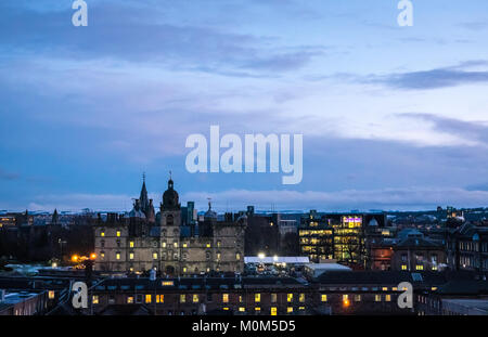 Blick vom Edinburgh Castle Esplanade von Türmen aus dem 17. Jahrhundert George Heriots Schule und Nacht Lichter der Stadt Edinburgh, Schottland, UK in der Dämmerung Stockfoto