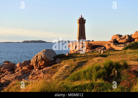 Frankreich, Cotes d'Armor, Perros Guirec, Ploumanac'h, rosa Granit Küste (Côte de Granit Rose), Pointe de Squewel, die Männer Ruz Leuchtturm Stockfoto