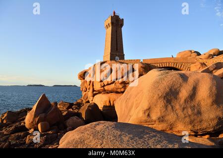 Frankreich, Cotes d'Armor, Perros Guirec, Ploumanac'h, rosa Granit Küste (Côte de Granit Rose), Pointe de Squewel, die Männer Ruz Leuchtturm Stockfoto