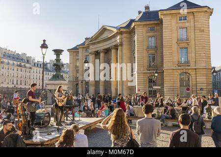 Frankreich, Paris, Quartier Latin, place du Panthéon, Konzert vor der Universität Paris Pantheon Sorbonne von rechts Stockfoto