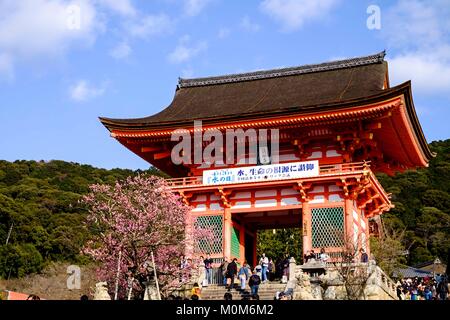 Japan, Insel Honshu, Kansaï region, Kyoto, Kiyomizu-dera Tempel als Weltkulturerbe der UNESCO UNESCO, Nio-Mon gate Stockfoto