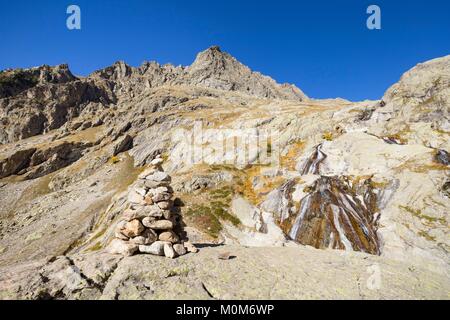 Frankreich, Alpes Maritimes, Nationalpark Mercantour, gordolasque Tal, Estrech Wasserfall hinter See von La Fous Stockfoto