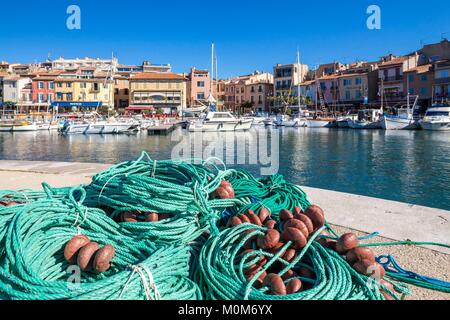 Frankreich, Bouches-du-Rhone, Cassis, den Hafen der Stadt, Kai von Moulins, Seile und Netze Stockfoto