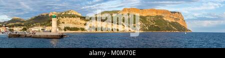 Frankreich, Bouches-du-Rhone, Nationalpark Calanques, Cassis, Leuchtturm ist der Eingang auf den Hafen und die Felsen des Cap Canaille Stockfoto