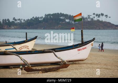 Indien, Goa, Palolem, Fischer Boote nicht in einem goldenen Sand Strand mit Kokospalmen gesäumt Stockfoto