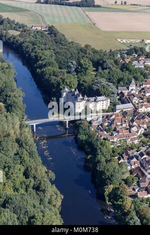 Frankreich, Indre et Loire, La Guerche, das Dorf und die Burg auf dem Fluss Creuse (Luftbild) Stockfoto