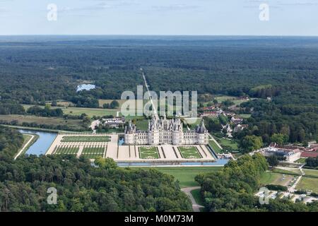 Frankreich, Loir et Cher, Tal der Loire, Weltkulturerbe der UNESCO, Chambord, das Schloss und der Garten (Luftbild) Stockfoto