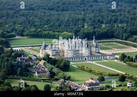 Frankreich, Loir et Cher, Tal der Loire, Weltkulturerbe der UNESCO, Chambord, das Schloss und der Garten (Luftbild) Stockfoto