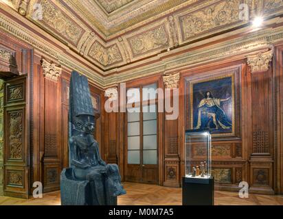 Frankreich, Paris, Bereich als Weltkulturerbe von der UNESCO, dem Louvre Museum, ägyptische Antiquitäten Abteilung, Vincennes, Holz arbeitet der Rat Zimmer in der Königin Pavillon des Château Neuf von Vincennes im Jahr 1654 gebaut. Statue der ägyptischen Gott Amon Schutz des Königs Tutanchamun geschnitzten zwischen 1327 v. Chr. und 1336 ein Portrait von Louis XIII. von Philippe de Champaigne Stockfoto